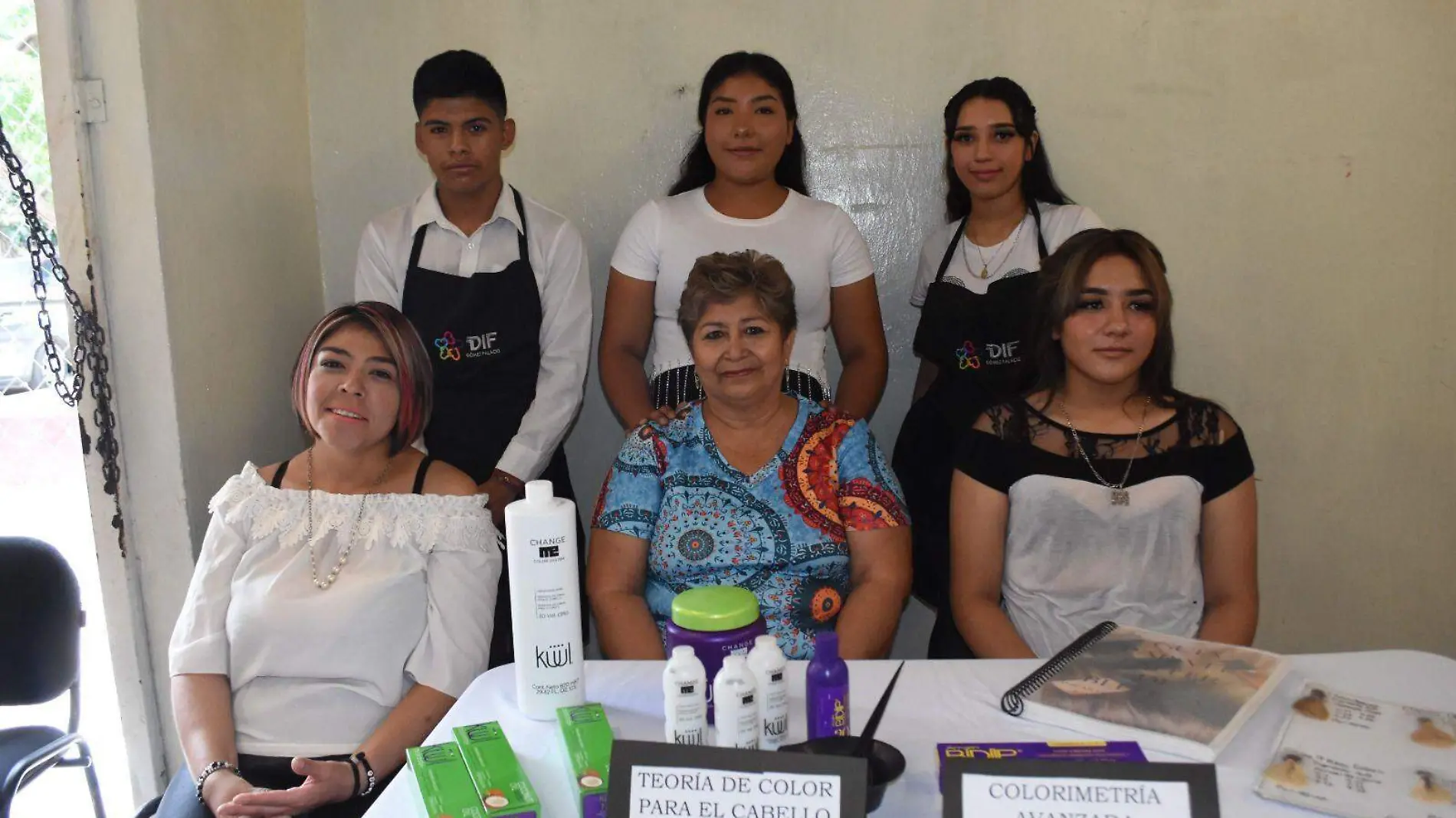 Más de 80 jóvenes realizan taller de belleza del DIF Gómez Palacio